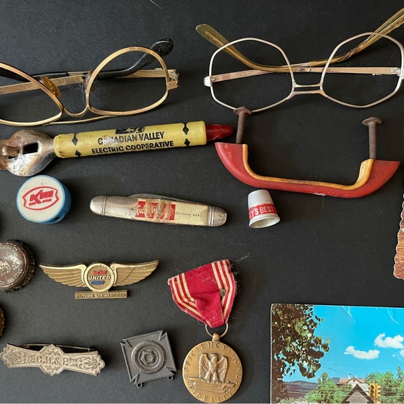 Vintage lot of Eyeglasses & Bottle Caps & Knick Knacks & Beer Memorabilia - Picture 5 of 8